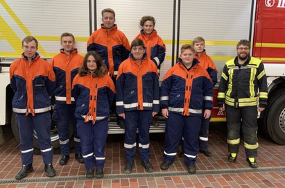 1. Jugendwart Martin Brasche mit den Mitgliedern bzw. ehemaligen Mitgliedern der Jugendfeuerwehr (Foto 2021) IMG_2439-1-768x506